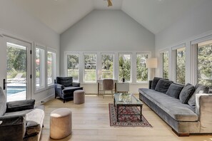 TV, ping pong - **NEW LISTING** Beautifully UPDATED 4 Bedroom Sea Pines Home w/ Private Pool (Hilton Head Island)