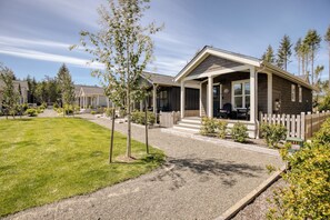 Ett bostadsområde med hus, en välskött gräsmatta och en grusuppfart.