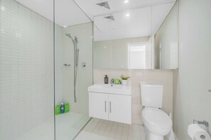 Secador de cabelo, toalhas de banho, sabonete, papel higiênico