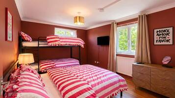 Desk, WiFi, bed sheets