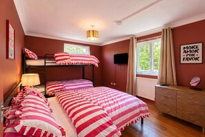 Desk, WiFi, bed sheets - Stylish flat just moments from the station and the magical New Forest (Hampshire)