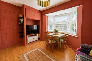 Dining - Stylish flat just moments from the station and the magical New Forest (Hampshire)