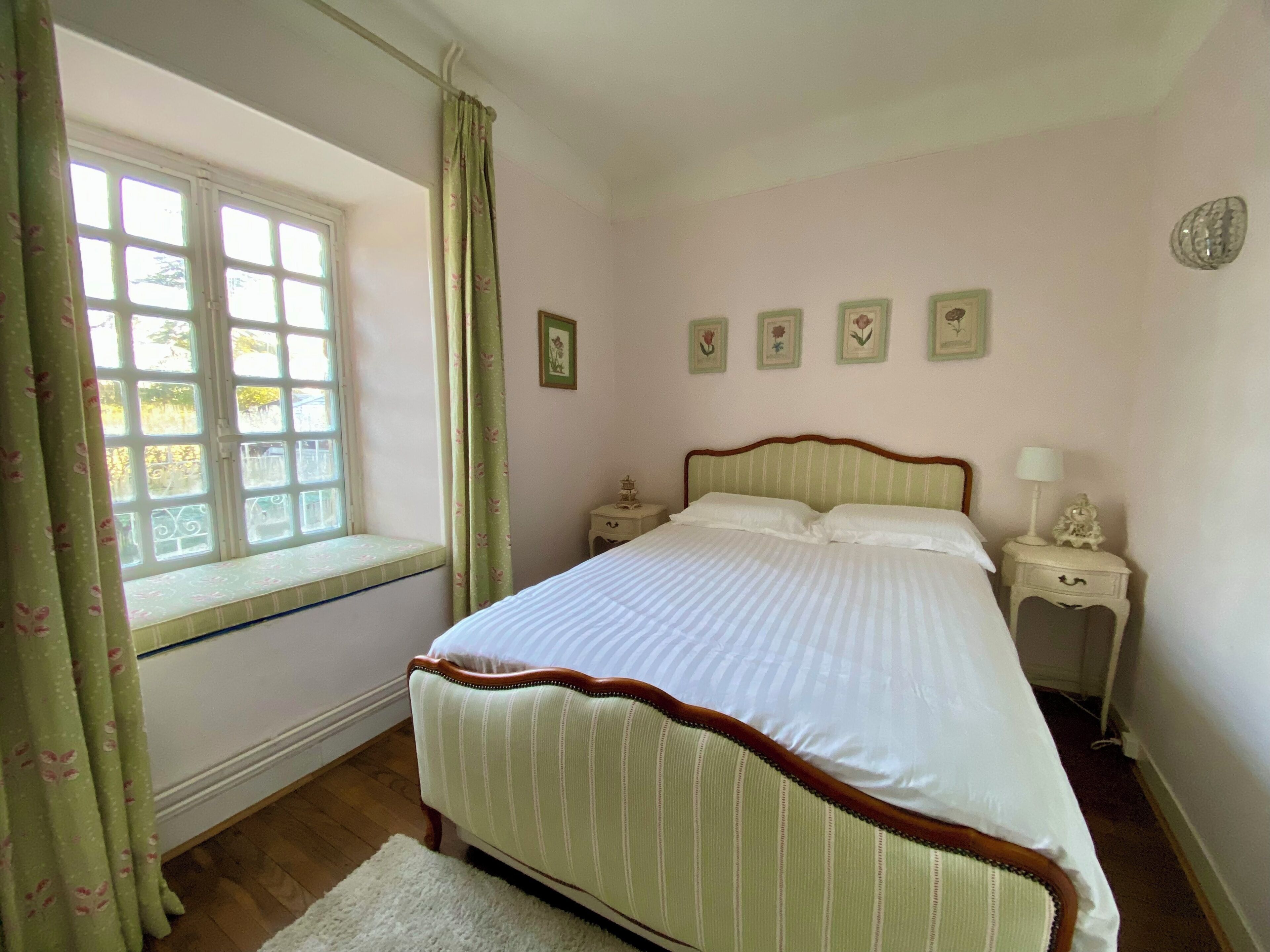 Tabla de planchar con plancha y ropa de cama 
