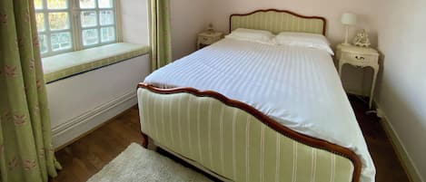 Tabla de planchar con plancha y ropa de cama
