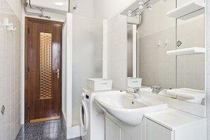Shower, hair dryer, bidet, towels - Hostdomus - Two-room apartment on the village (Finale Ligure)