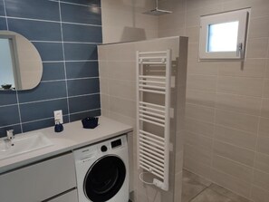 Haartrockner, Handtücher, Seife, Toilettenpapier
