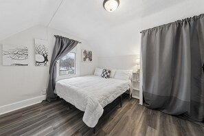 Schreibtisch, Bügeleisen/Bügelbrett, Reisekinderbett, kostenloses WLAN