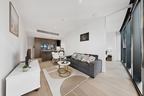 TV - Wellness & Style 2BR2BA Apt Mel MSQ+Gym (Southbank)