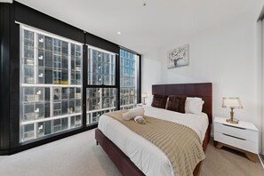 Desk, iron/ironing board, free WiFi, bed sheets - Wellness & Style 2BR2BA Apt Mel MSQ+Gym (Southbank)