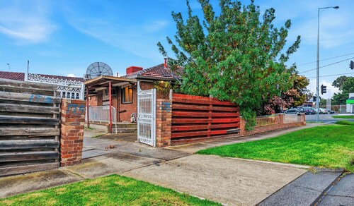 Well-Located St Albans Stay with Fully Equipped Kitchen