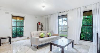 Well-Located St Albans Stay with Fully Equipped Kitchen