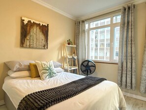 Iron/ironing board, WiFi, bed sheets - Cozy 1-bedroom apartment in charming Cape Town with AC (Cape Town)
