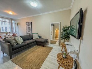 Living area - Cozy 1-bedroom apartment in charming Cape Town with AC (Cape Town)