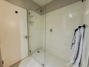 Shower, hair dryer, towels, toilet paper - Cozy 1-bedroom apartment in charming Cape Town with AC (Cape Town)