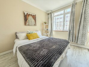 Iron/ironing board, WiFi, bed sheets - Cozy 1-bedroom apartment in charming Cape Town with AC (Cape Town)