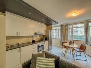 Private kitchen - Cozy 1-bedroom apartment in charming Cape Town with AC (Cape Town)