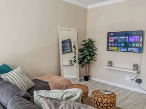 Living area - Cozy 1-bedroom apartment in charming Cape Town with AC (Cape Town)