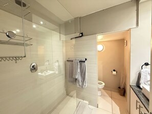 Shower, hair dryer, towels, toilet paper - Cozy 1-bedroom apartment in charming Cape Town with AC (Cape Town)