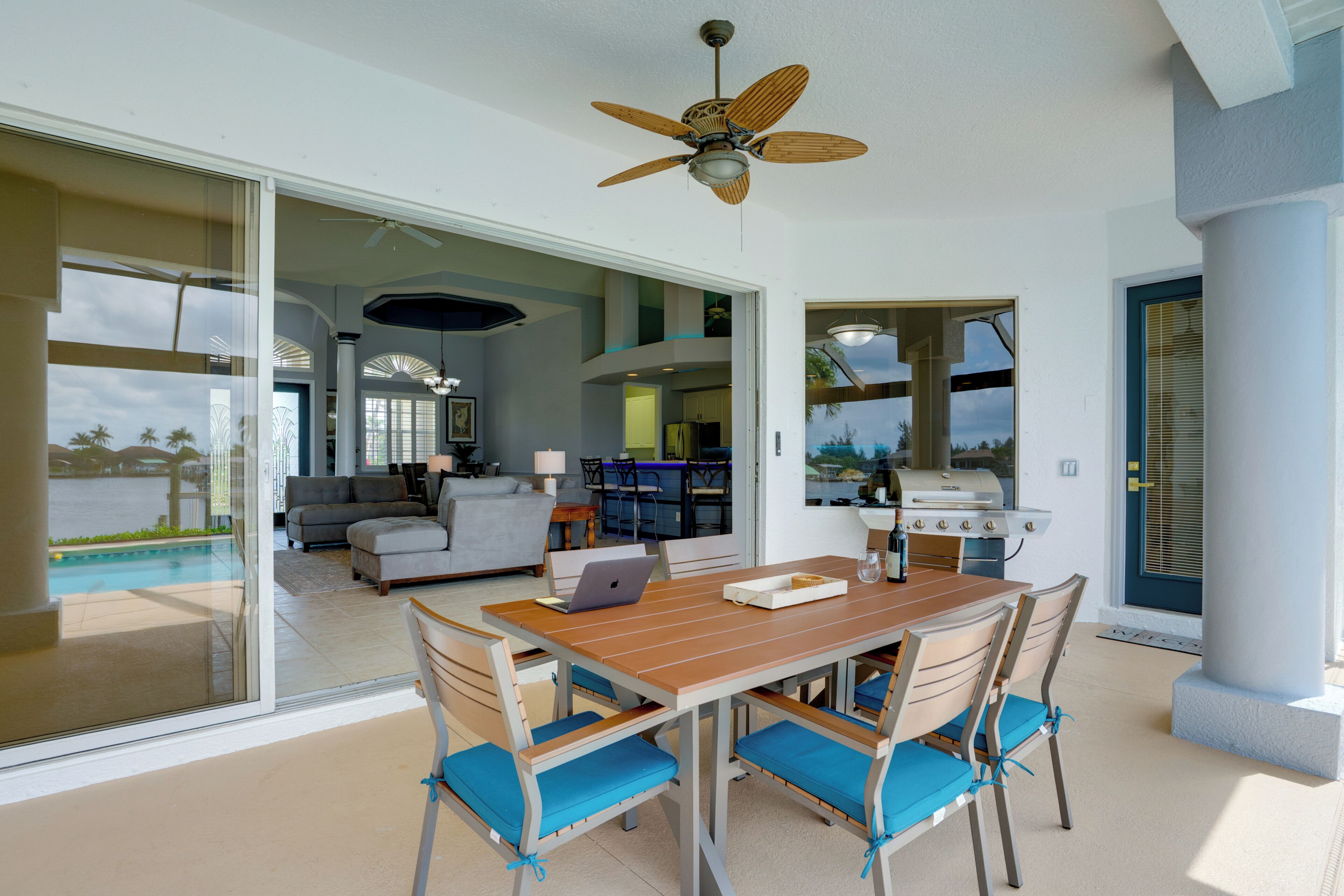 Un espace repas comprenant une table, des chaises et un ventilateur de plafond.