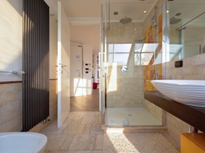 Shower, hair dryer, towels, shampoo - Attico Torlonia - Terrazzo in centro città (Roma)