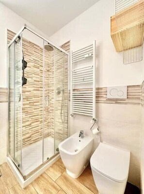 Shower, hair dryer, bidet - Hostdomus - Blues Apartment (Pietra Ligure)