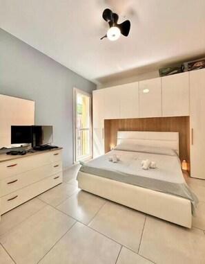 1 bedroom, bed sheets - Hostdomus - Blues Apartment (Pietra Ligure)