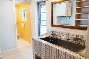 Haartrockner, Handtücher, Seife, Toilettenpapier