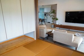 TV - Spacious Okinawa House for 10｜BBQ Garden｜Free Parking｜Near Churaumi & Junglia! (Okinawa)