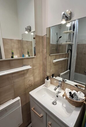 Bathroom - Vrbo Property (Cannes)