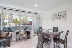 Dining - The Purple Pelican 2-bedroom condo - Beachfront with Oceanic Balcony (Fort Lauderdale)