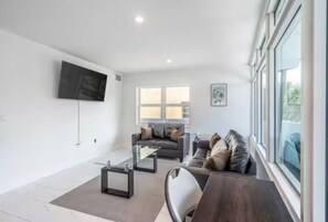 Smart TV - The Purple Pelican 2-bedroom condo - Beachfront with Oceanic Balcony (Fort Lauderdale)