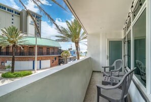 Property grounds - The Purple Pelican 2-bedroom condo - Beachfront with Oceanic Balcony (Fort Lauderdale)