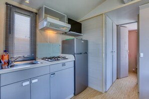 Refrigerador, microondas, parrilla de estufa y cafetera y tetera 