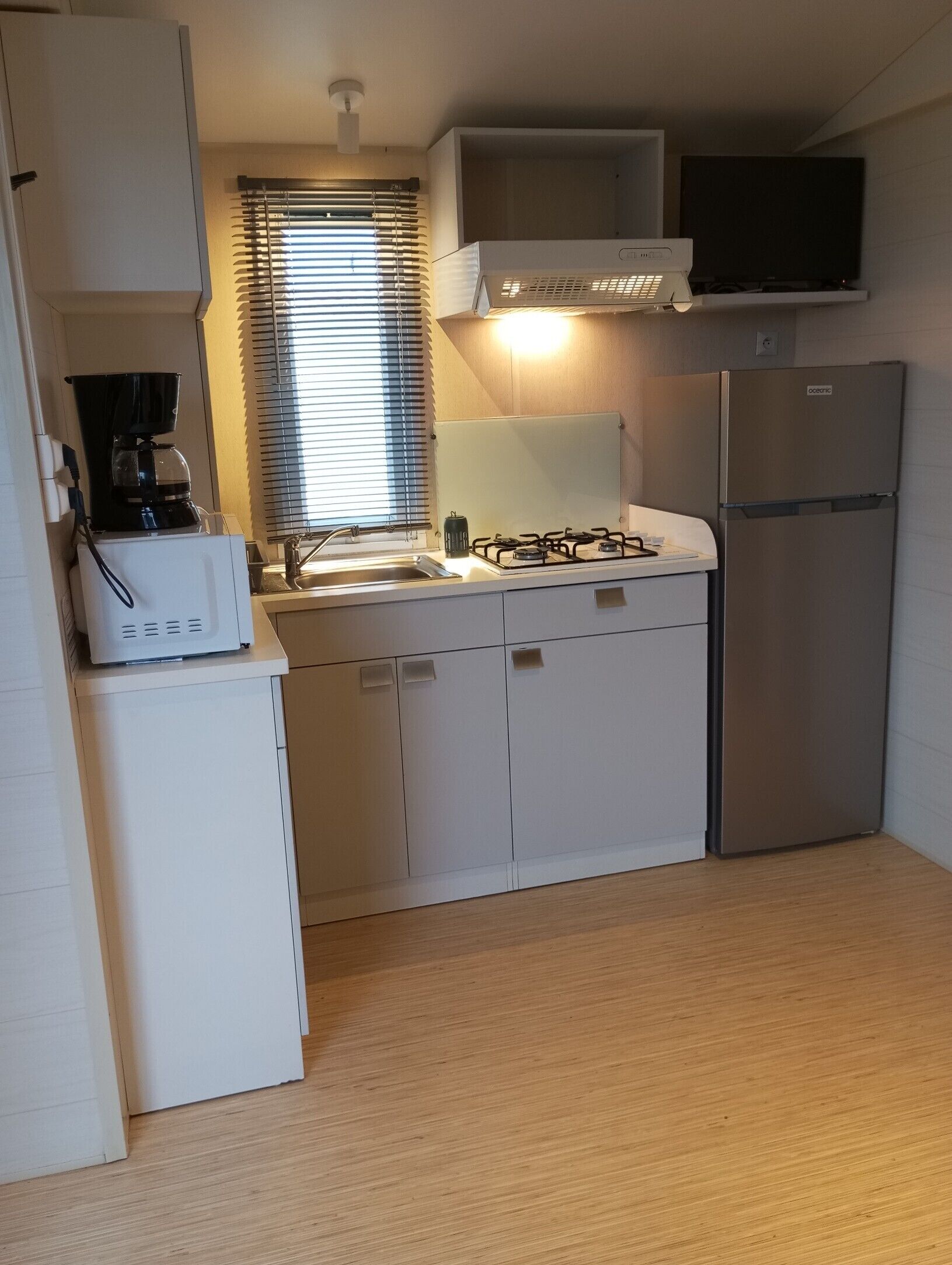 Refrigerador, microondas, placa de cocina, cafetera/tetera