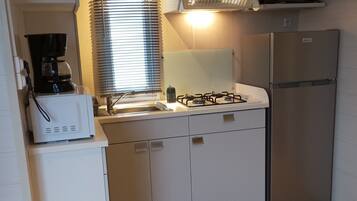 Refrigerador, microondas, placa de cocina, cafetera/tetera
