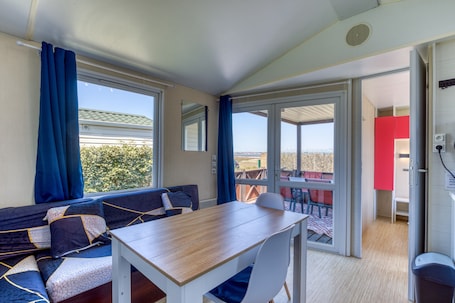 TV, ping pong. Le NavyKo – Sea & Lake View, AC, Wi-Fi – Pets Stay Free