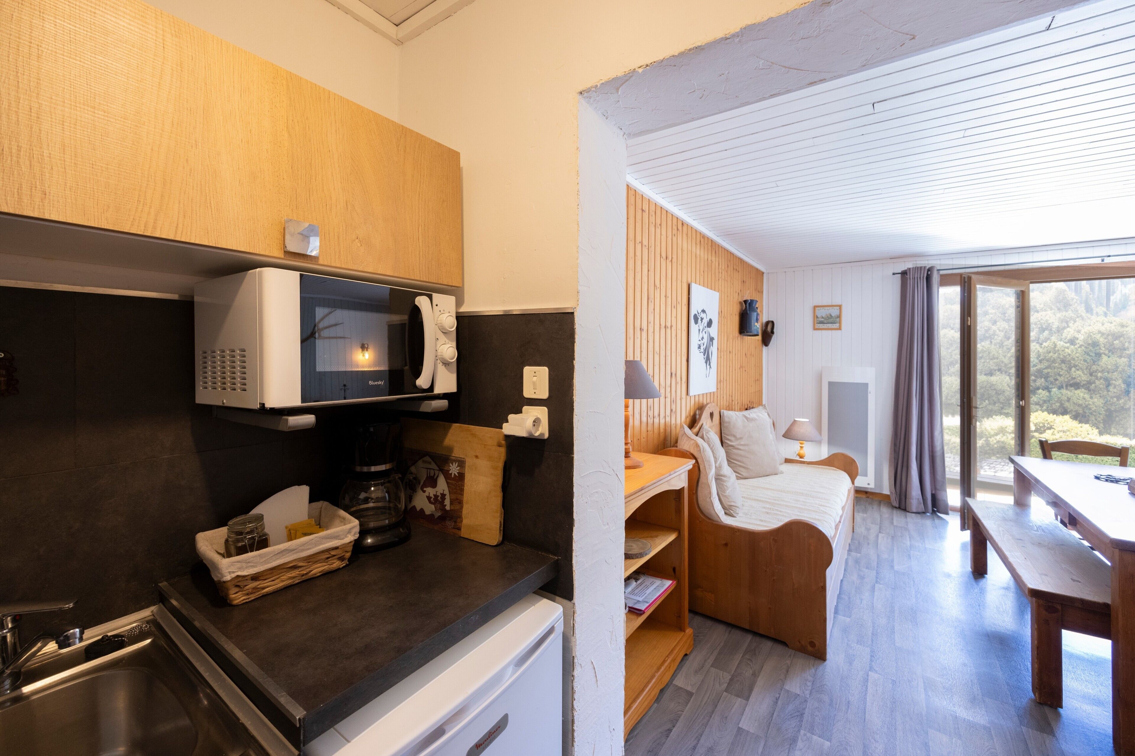 Planxa i posts de planxar, wifi i roba de llit 