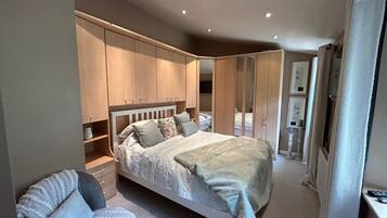 Desk, iron/ironing board, travel cot, WiFi