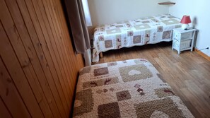 Iron/ironing board, WiFi, bed sheets - Apartment “Le Skieur  ” with Mountain View, Balcony and Wi-Fi (Aillon-le-Jeune)
