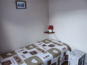 Iron/ironing board, WiFi, bed sheets