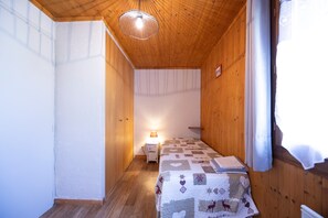 Tabla de planchar con plancha, wifi, ropa de cama