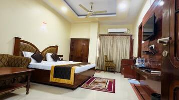 Superior Double Room, City View | Desk, free WiFi