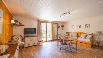 Tv, dvd-afspiller, bordtennisbord