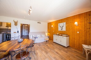 TV, DVD player, ping pong - Apartment "Les Cerfs" with Mountain View, Balcony, and Wi-Fi (Aillon-le-Jeune)