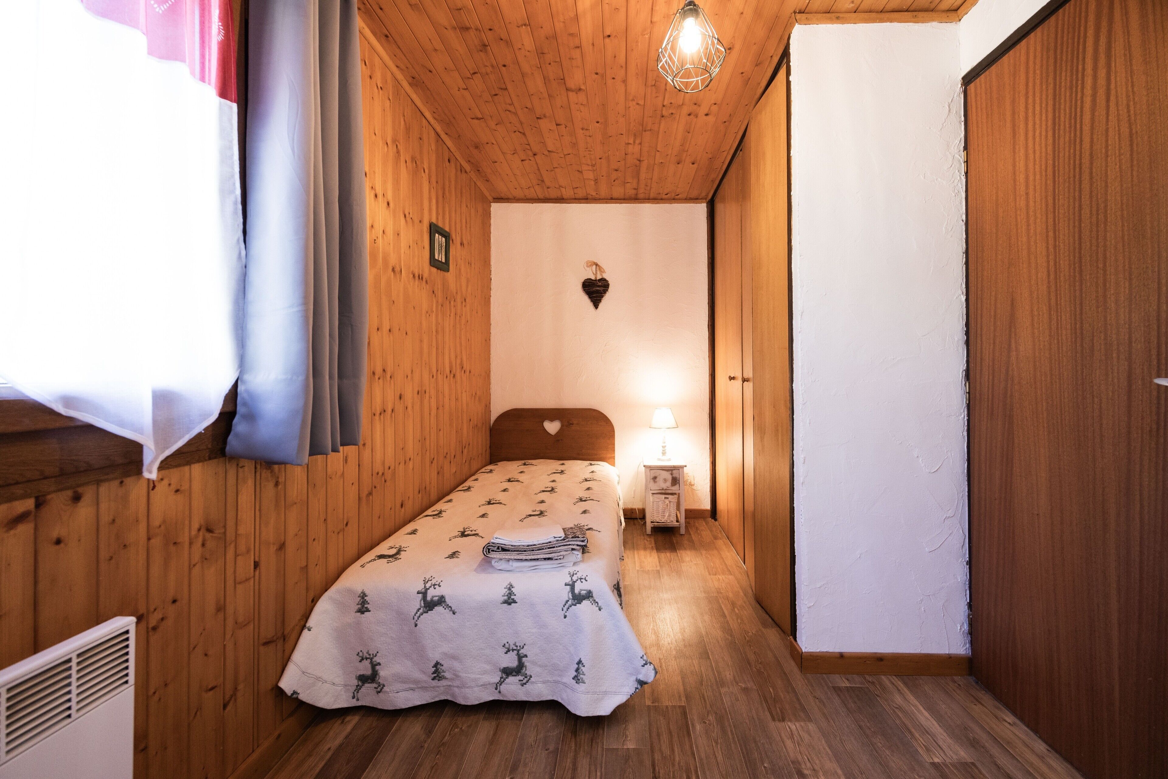 Planxa i posts de planxar, wifi i roba de llit 