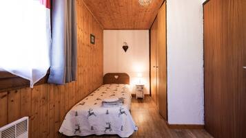 Planxa i posts de planxar, wifi i roba de llit