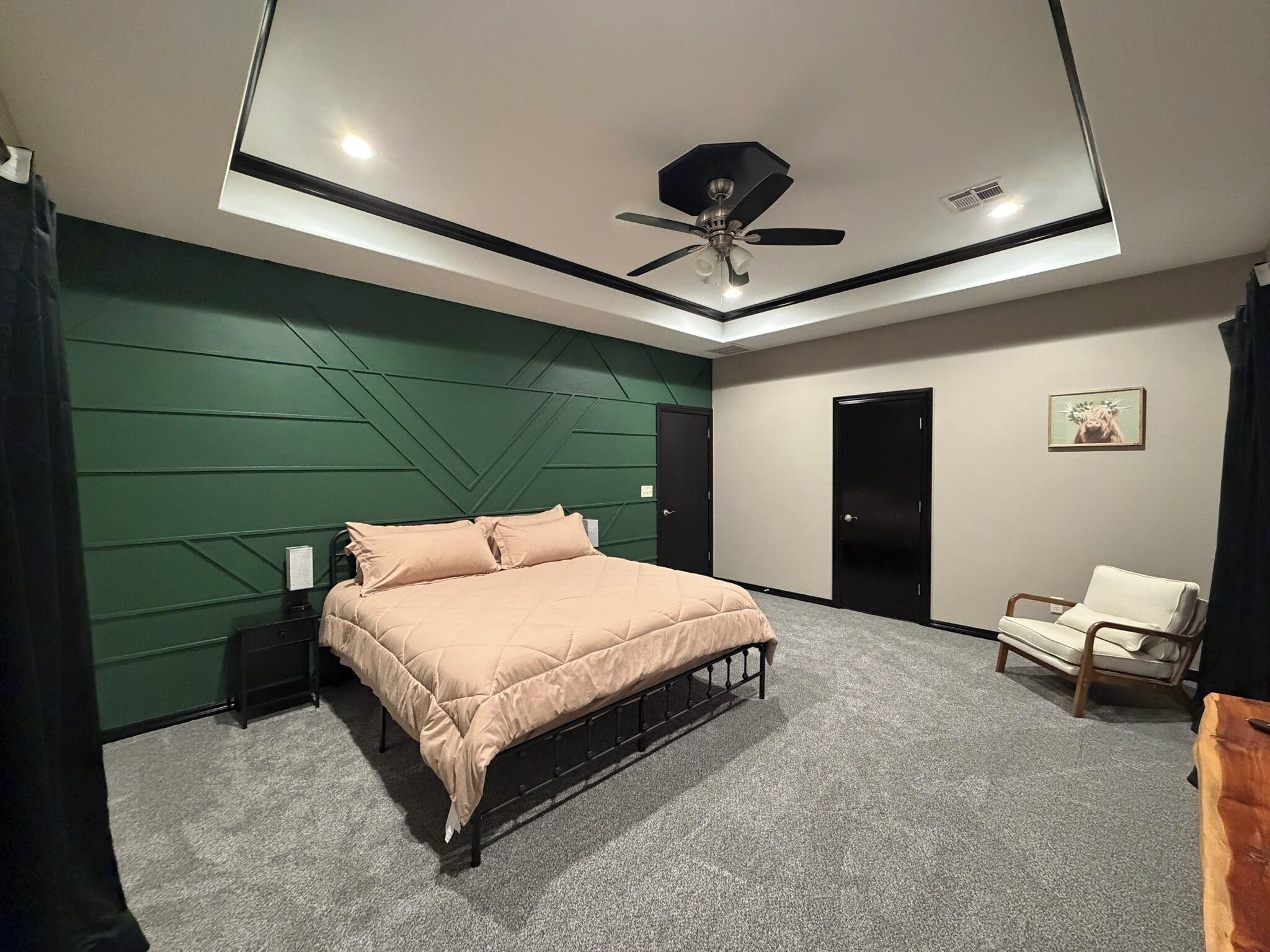 5 bedrooms, desk, iron/ironing board, travel crib