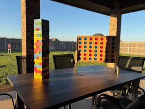 Outdoor dining - Spacious 5BR retreat sleeps 12—minutes from Fort Sill. Game room & whirlpool tub (Elgin)