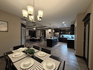 Dining - Spacious 5BR retreat sleeps 12—minutes from Fort Sill. Game room & whirlpool tub (Elgin)