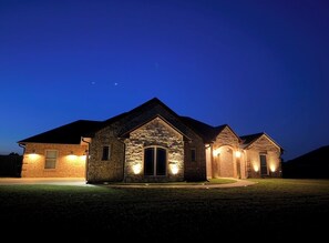 Exterior - Spacious 5BR retreat sleeps 12—minutes from Fort Sill. Game room & whirlpool tub (Elgin)